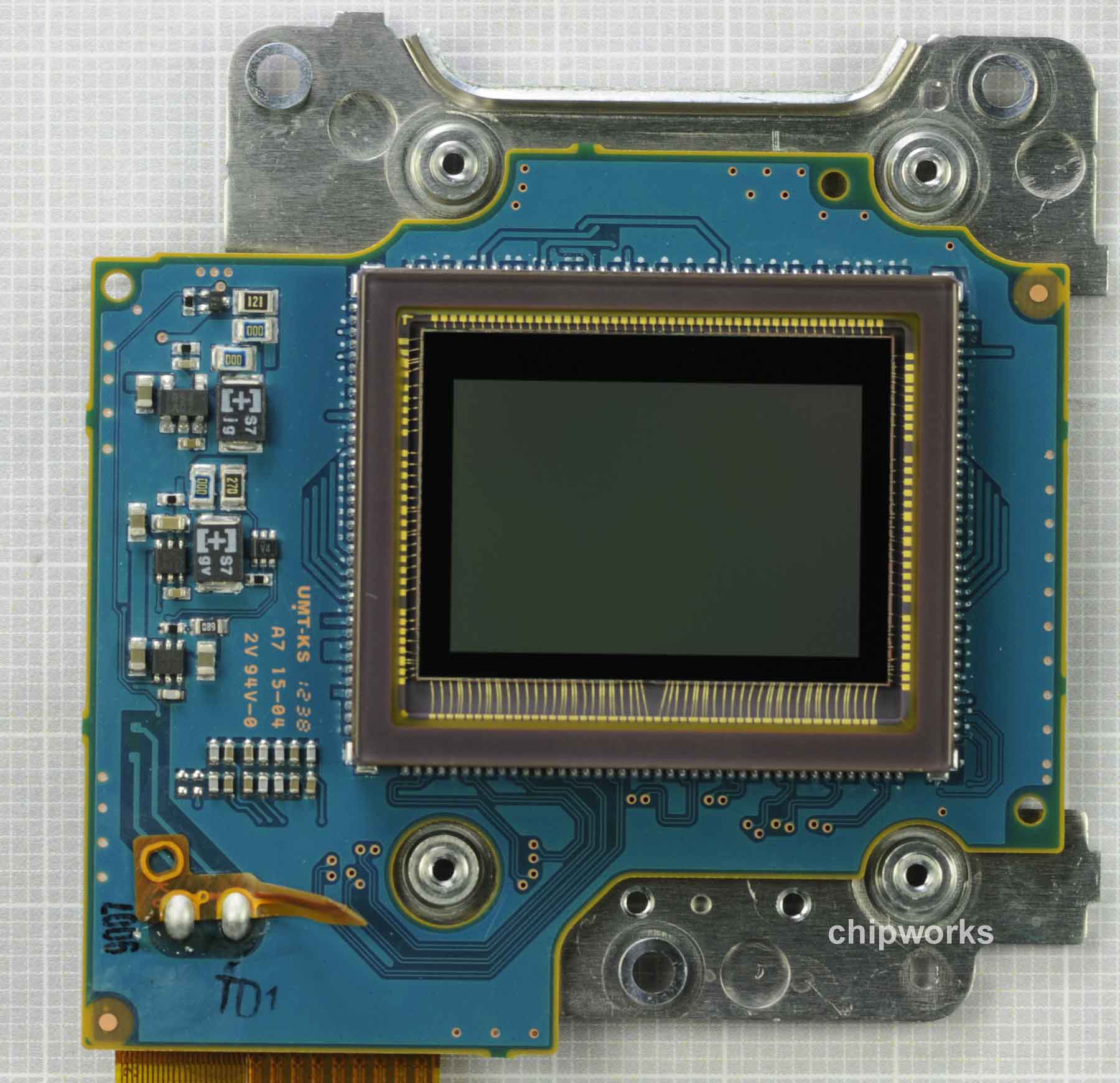 Nikon-D5200-sensor-made-by-Toshiba-2